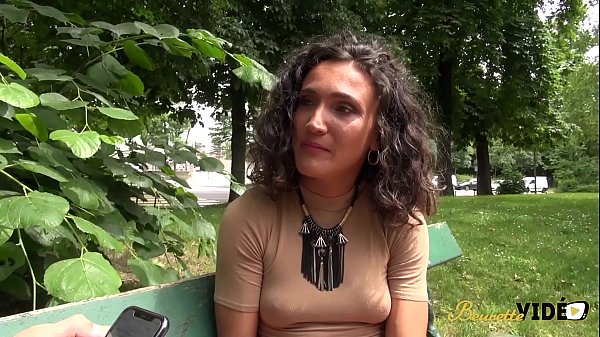 Neshka jolie beurette aime l&rsquo;exhib et la baise