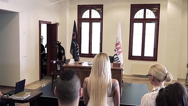 XXX Justice – Le juge ordonne le traitement d&rsquo;un groupe de sexe chaud et du traitement de son PD